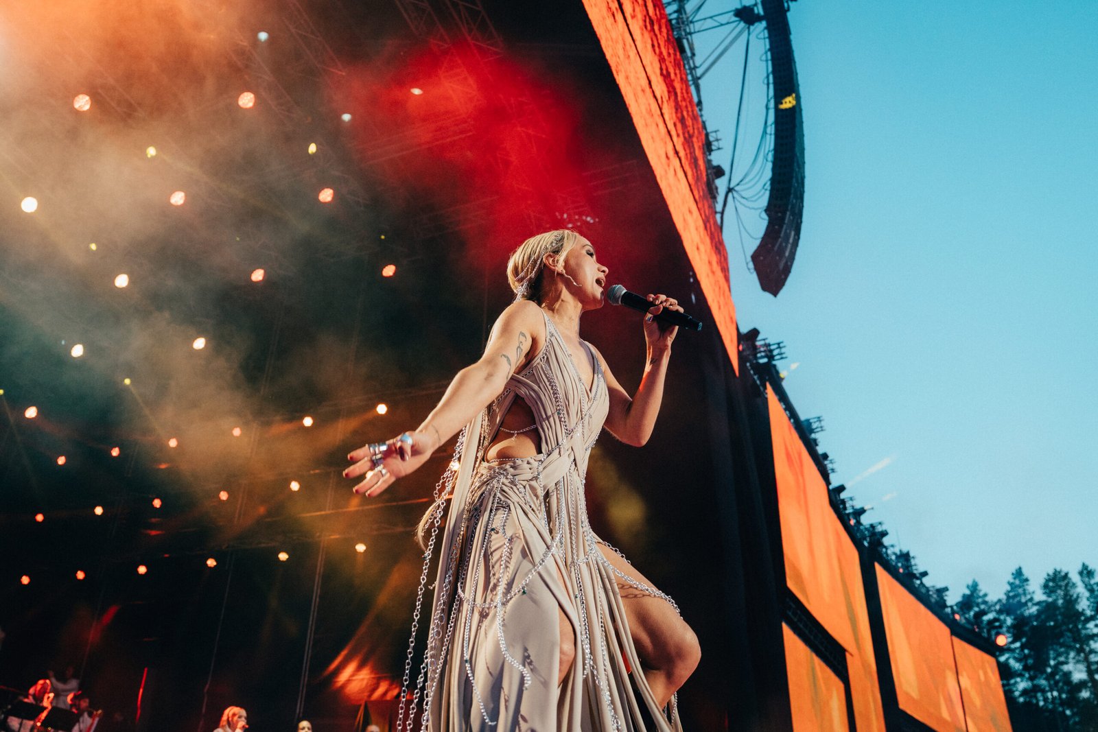 Novaliss stage costume look